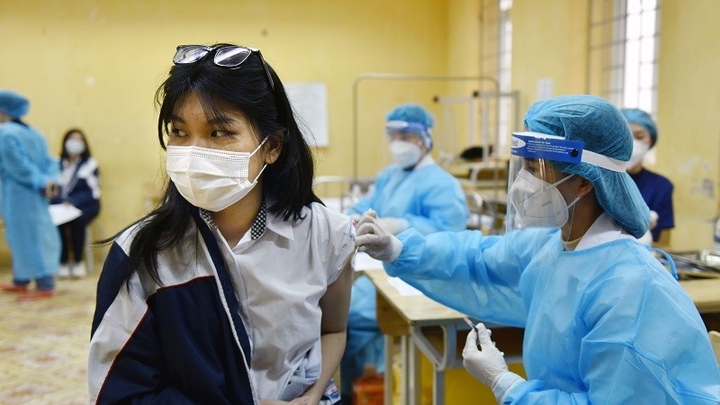 A student is vaccinated against COVID-19. (Photo: The Dai)