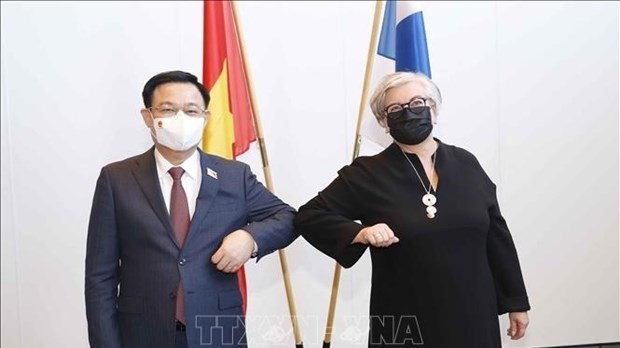 Chairman of the National Assembly Vuong Dinh Hue (L) and Speaker of the Finnish Parliament Anu Vehvilainen pose for a photo in Helsinki on September 10 (Photo: VNA)