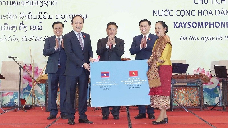 The two legislative leaders witness Hanoi's donation of 5 billion VND to Laos's efforts against COVID-19. (Photo: VNA)
