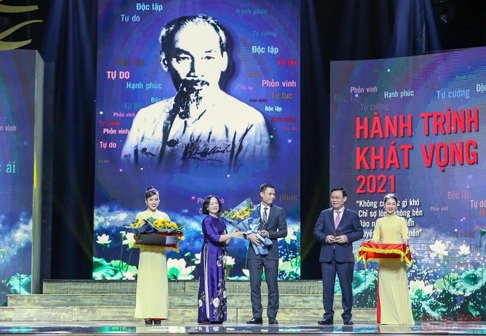 Exemplary models in studying and following President Ho Chi Minh’s example honoured (Photo: NDO/Duy Linh)