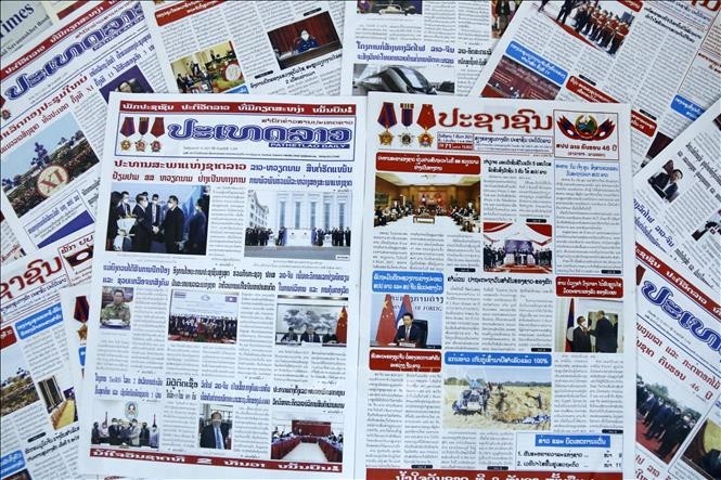 Major Lao newspapers feature the ongoing Vietnam visit by President of the Lao National Assembly Saysomphone Phomvihane (Photo: VNA)