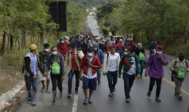 Honduran refugees move through Camotan, Guatemala, on their way to the US on January 16. (Photo: AFP/VNA)