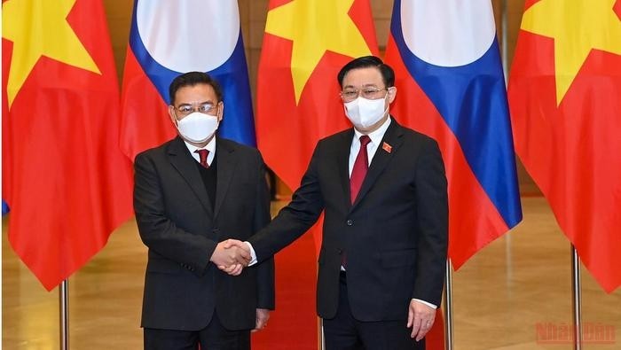 Vietnamese NA Chairman Vuong Dinh Hue (right) and his Lao counterpart Saysomphone Phomvihane.