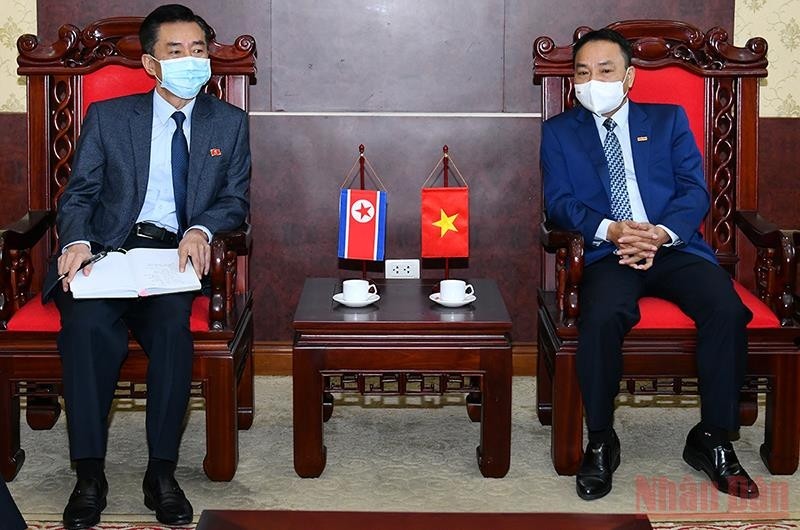Deputy Editor-in-Chief of Nhan Dan (People) Newspaper Dinh Nhu Hoan (R) receives Chargé d'affaires of the Embassy of DPRK to Vietnam Ri Ho Jun. (Photo: THUY NGUYEN) 