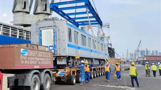 A train car of the Ben Thanh-Suoi Tien Line is loaded onto a truck. (Photo: VNA)