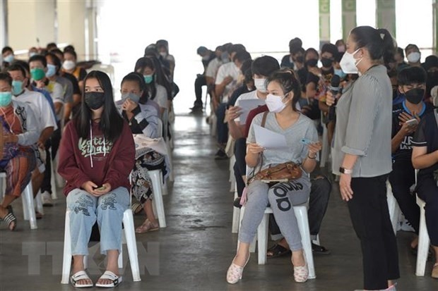 People in Thailand waiting for vaccination against COVID-19 (Photo: Xinhua/VNA)