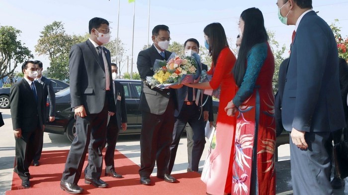 Chairman of the Lao National Assembly Xaysomphone Phomvihane is welcomed at Que Lam Group. (Photo: VNA)