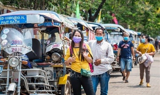 People in Laos are seen wearing face masks (Photo: Xinhua/VNA)