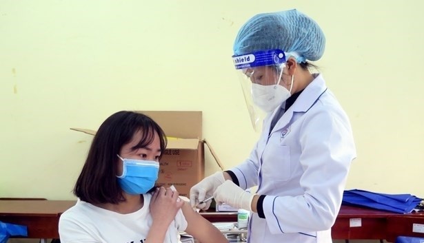 A student in Vietnam receives a COVID-19 jab (Photo: VNA)