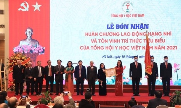 Vice President Vo Thi Anh Xuan presents the Independence Order, second class to the VGMA. (Photo: vietnamplus.vn)