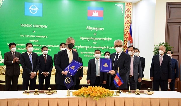 At the signing ceremony (Photo: https://www.khmertimeskh.com/)