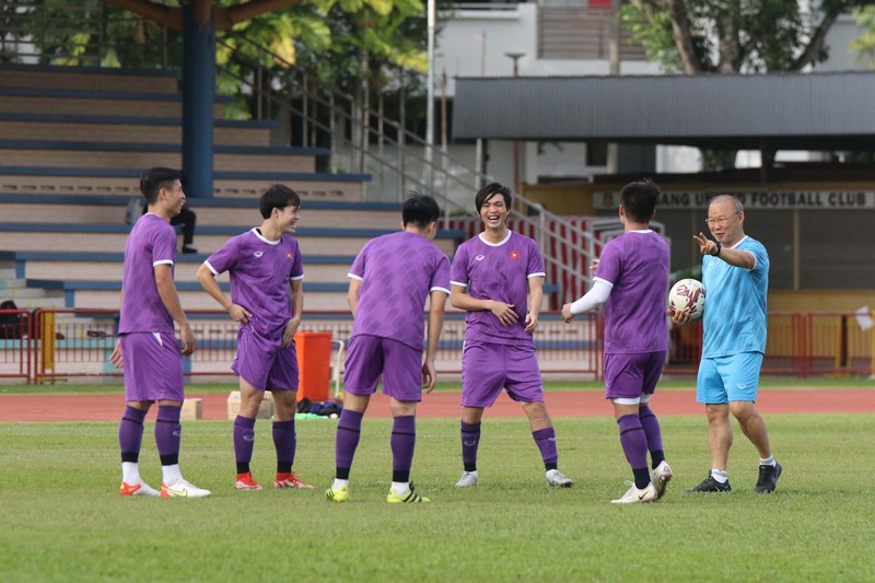 Coach Park Hang-seo and students at Hougang Stadium, Singapore. (Photo: VFF)