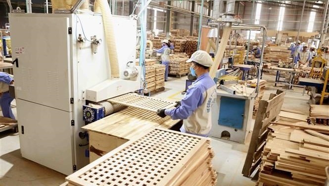 Manufacturing wooden products for exports. (Photo: VNA)