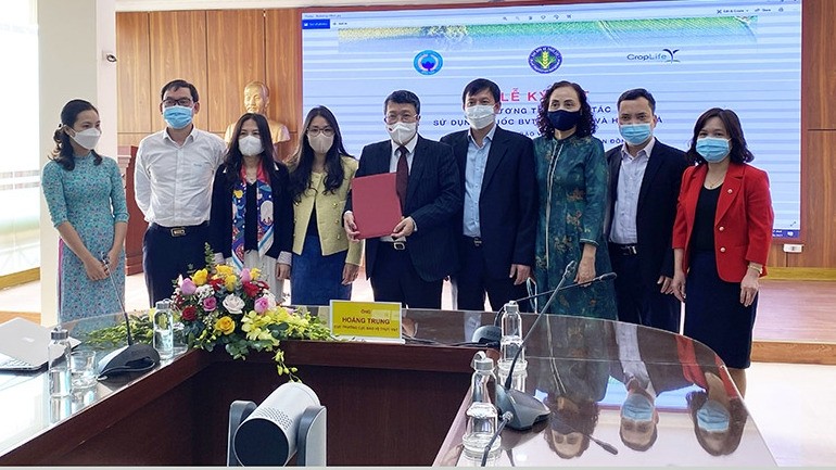 At the signing ceremony at the Plant Protection Department in Hanoi