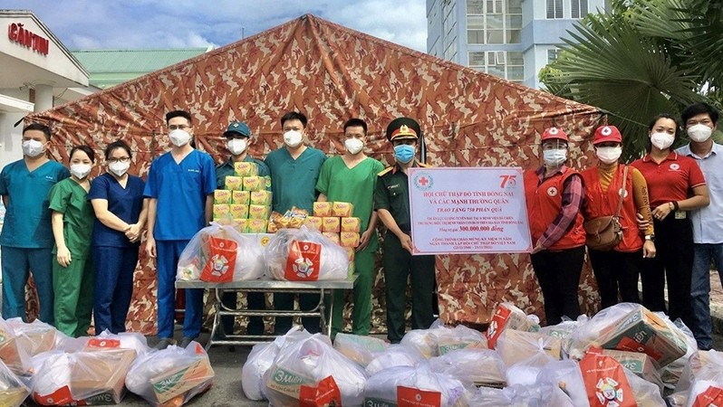 Representatives from the Red Cross Society of Dong Nai province present gifts to field hospital No. 5 in Ho Nai 3 commune, Trang Bom district. (Photo: NDO/Thien Vuong)