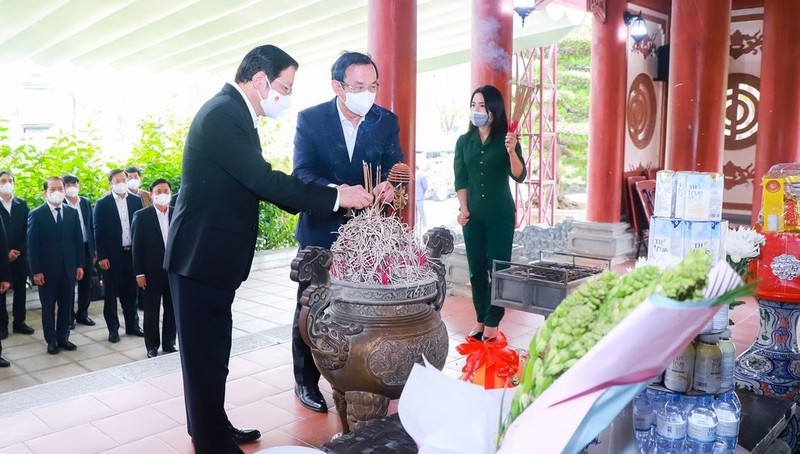 Politburo members Phan Dinh Trac and Nguyen Van Nen offered incense to commemorate youth volunteers who sacrificed their lives on the battlefield in Truong Bon.