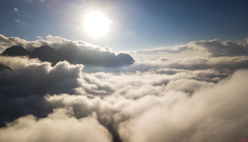 The sun rises right above the sea of clouds, creating beautiful white clouds with golden light. (Photo: Thanh Dat)