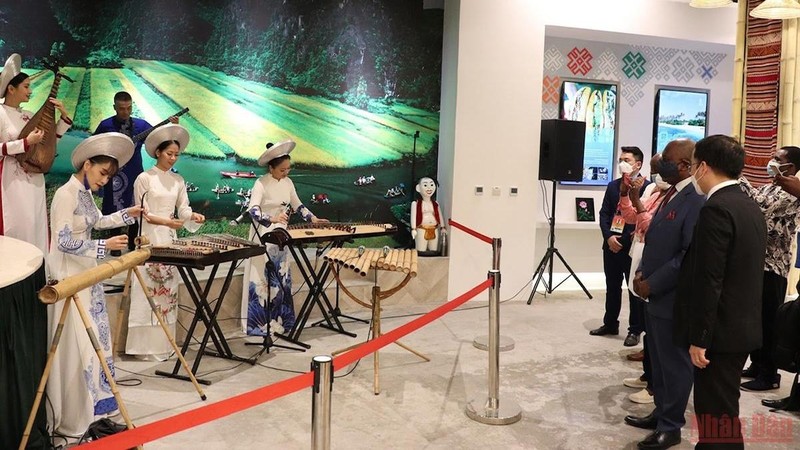 Traditional art performance introduces Vietnamese culture at EXPO 2020.