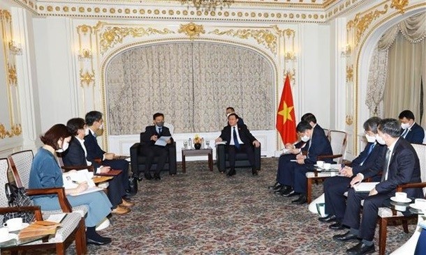 National Assembly Chairman Vuong Dinh Hue receives Director of the Korea Development Institute (KDI) Hong Jang-pyo in Seoul on December 14, as part of the top Vietnamese legislator’s official visit to the RoK. (Photo: VNA)