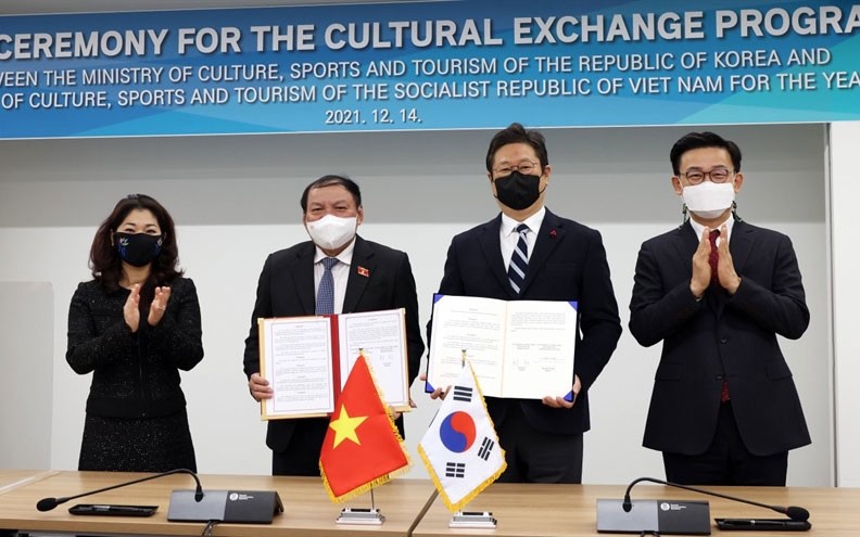 The two ministers sign the cultural exchange programme. (Photo: Ministry of Culture, Sports and Tourism)