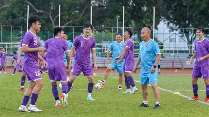 Head coach Park Hang-seo and his players during a training camp in Singapore on December 14, 2021, one day prior to their third Group B match against Indonesia at the ongoing 2020 AFF Suzuki Cup. (Photo: Vietnam Football Federation) 