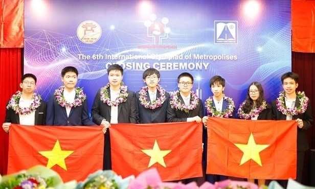 The delegation of Hanoi students ranked second at the 6th International Olympiad of Metropolises that took place in Moscow from December 6-13. (Photo: VNA)
