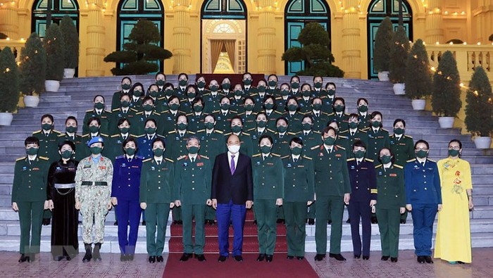President Nguyen Xuan Phuc and outstanding military women pose for a group photo. (Photo: VNA)