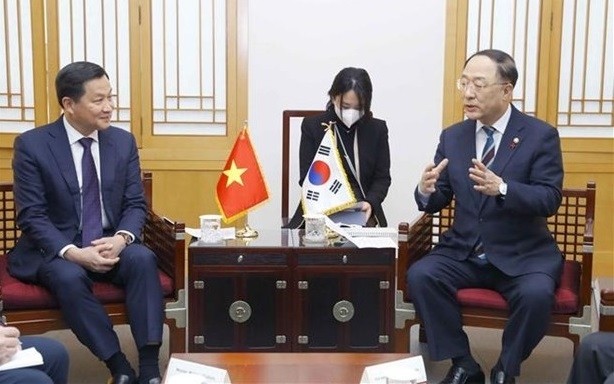 Deputy Prime Minister Le Minh Khai held talks with Deputy Prime Minister and Finance Minister of the Republic of Korea Hong Nam-ki on December 14. (Photo: VNA)