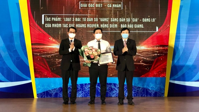 The special prize of the national press awards on population work is presented to Hau Giang Newspaper. (Photo: hanoimoi.com.vn)