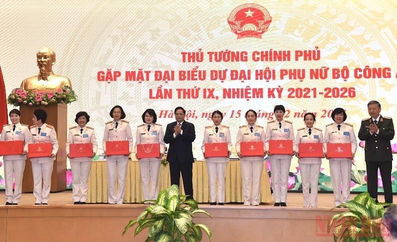 Prime Minister Pham Minh Chinh and delegates to the 9th Women’s Congress of the Ministry of Public Security for the 2021 - 2026 tenure. (Photo: NDO/Tran Hai)