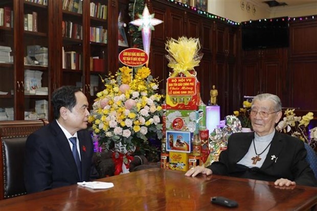 Politburo member and Vice Chairman of the National Assembly Tran Thanh Man (L) and Cardinal Jean-Baptiste Pham Minh Man, former Archbishop of the HCM City Archdiocese, at their meeting on December 15.(Photo: VNA)