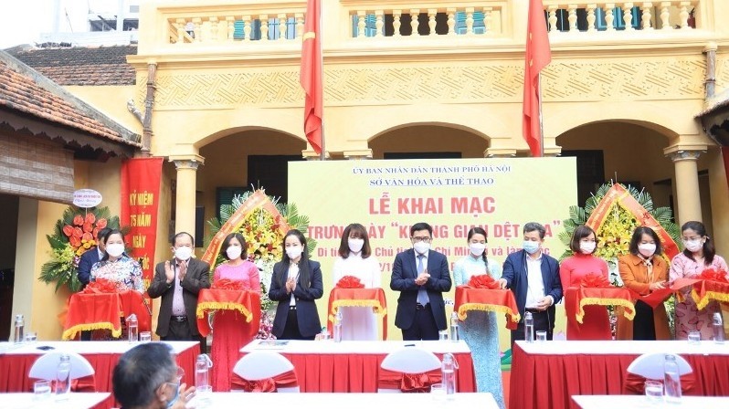Delegates cut the ribbon to open the exhibition. (Photo:VNA)