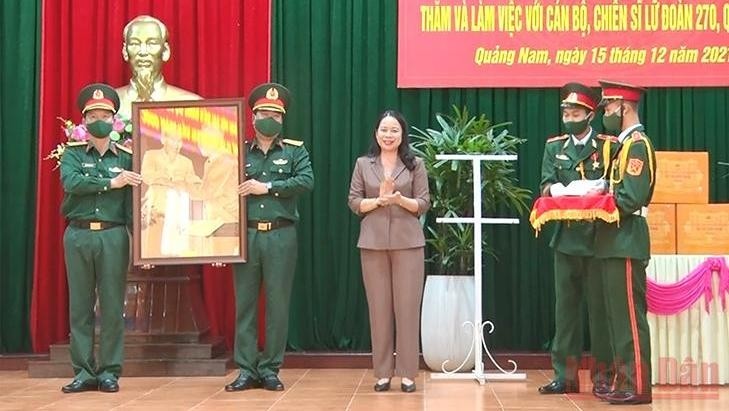 Vice President Vo Thi Anh Xuan presents gifts to officers and soldiers of Sapper Brigade 270 in Quang Nam Province (Photo: NDO/Tan Nguyen)