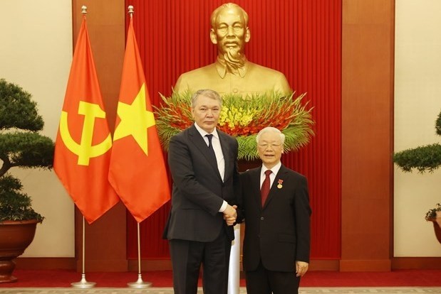 Party General Secretary Nguyen Phu Trong (R) and KPRF Vice Chairman Leonid Kalashnikov at the Lenin Prize presentation ceremony in Hanoi on December 15 (Photo: VNA)