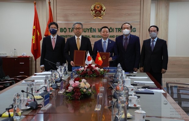 The signing ceremony of the MoU on low-carbon growth between Vietnam and Japan on October 14. (Photo courtesy of Vietnam's Ministry of Natural Resources and Environment)