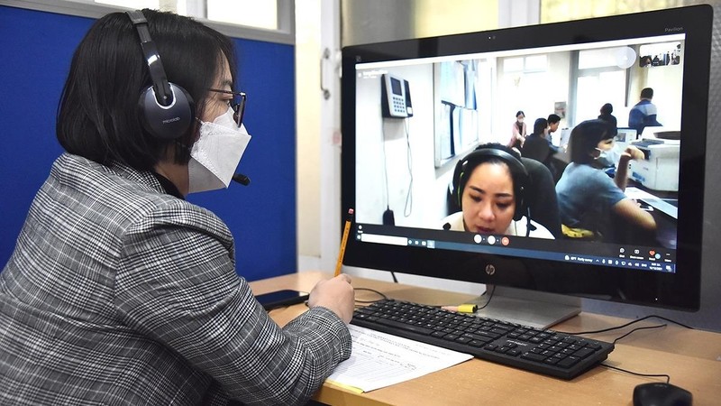 A virtual interview at the job fair (Photo: Minh Duy)
