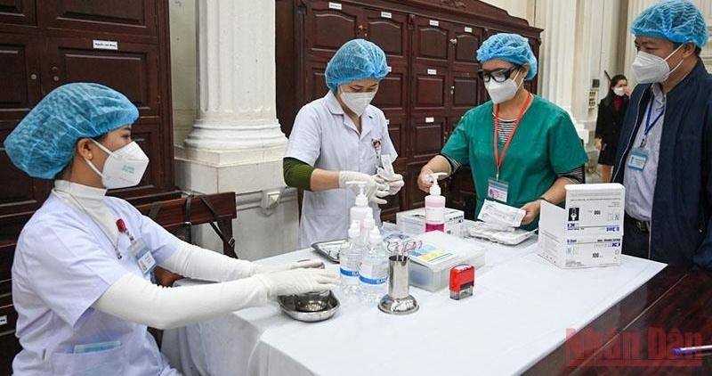 Medical workers prepare to administer children aged 12-17 in Hanoi. (Photo: DUY LINH)