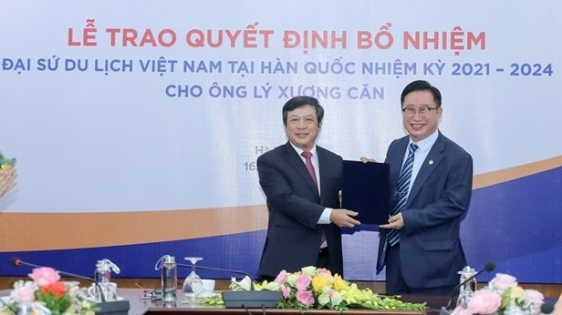 Ly Xuong Can (R) will continue to serve as Vietnamese Tourism Ambassador to the RoK. (Photo: VNA)