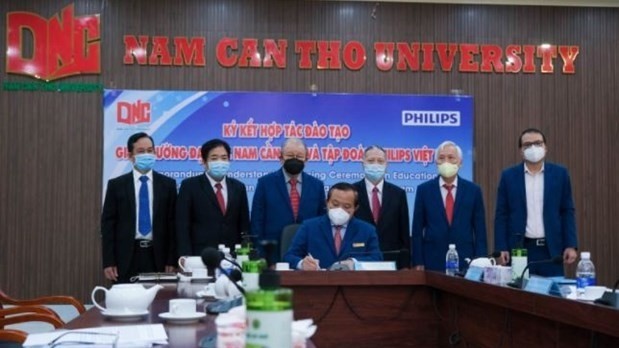 Nguyen Tien Dung, Chairman of Nam Can Tho University, signs the deal (Photo: nctu.edu.vn)