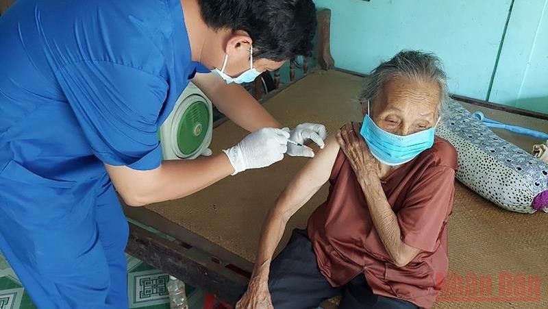 A senior citizen in Dong Thap Province is vaccinated against COVID-19.