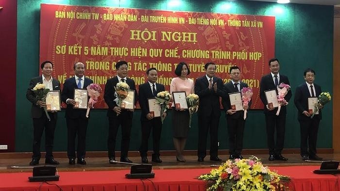 Politburo member Phan Dinh Trac (fourth from right) presents medals for the cause of the Party's internal affairs to the leaders of the four press agencies. (Photo: NDO)