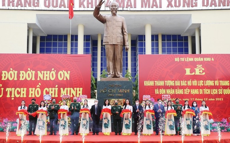 The ceremony to unveil the monument to President Ho Chi Minh and the 4th Military Region (Photo: Pham Bang)