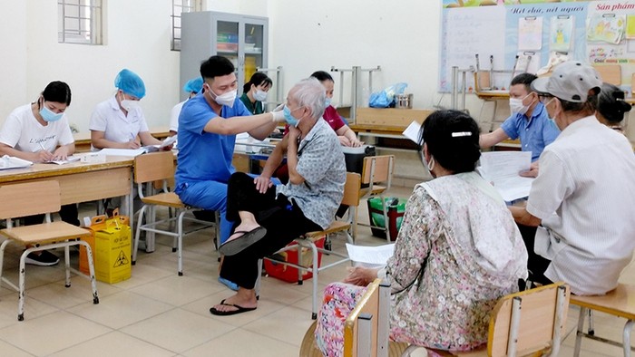 Senior citizens in Hanoi are vaccinated against COVID-19. (Photo: NDO)