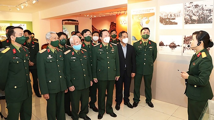 The delegates visiting the exhibition at the Vietnam Military History Museum in Hanoi. (Photo: MANH HUNG)