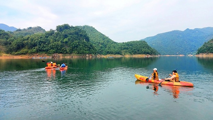 Visitors kayaking on Hoa Binh lake. (Photo: NDO)
