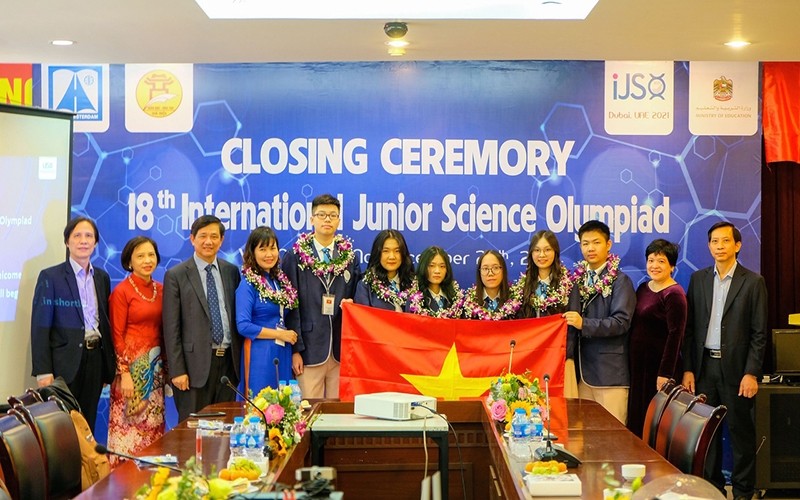 The winners were from Grade 10, specialising in Chemistry, Physics and Biology at Hanoi-Amsterdam High School for the Gifted. 