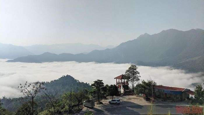 From 7am to 9am this season, visitors can admire white clouds covering the valley if they have the opportunity to cross Tang Quai pass. 