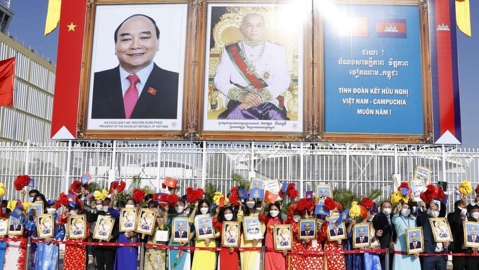 The welcoming ceremony for President Nguyen Xuan Phuc at Phnom Penh International Airport (Photo: VNA)