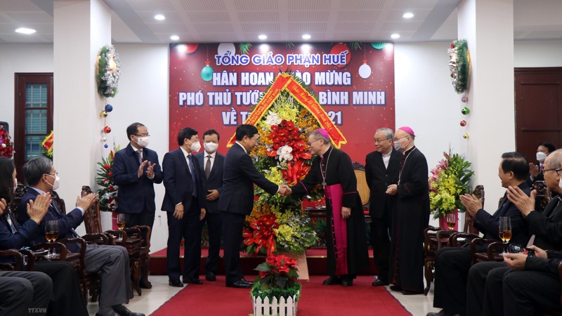 Deputy PM Pham Binh Minh extends Christmas greetings in Hue. (Photo: VNA)