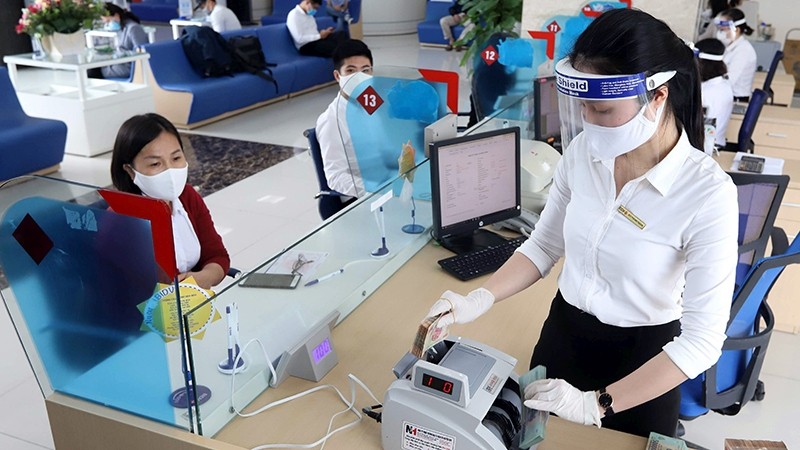 Transactions at a Vietnamese bank (Photo: Minh Ha)